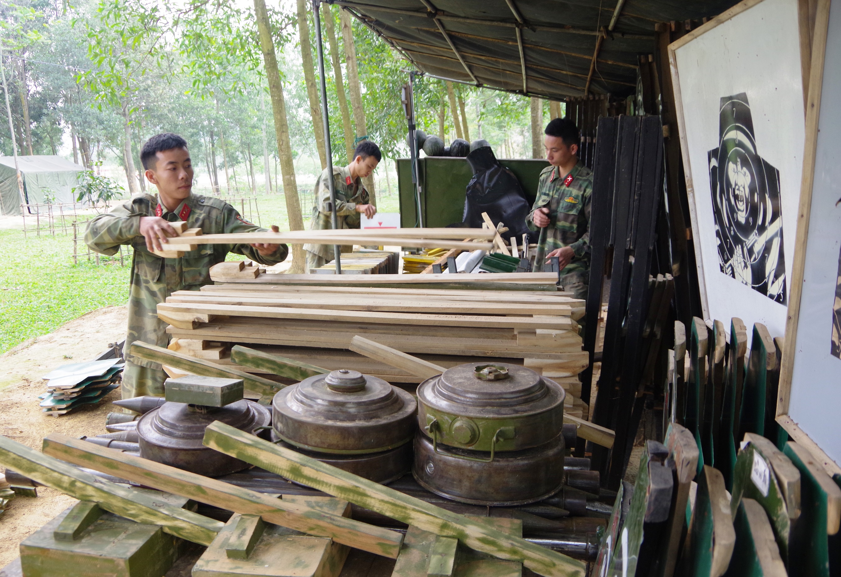 Cán bộ, chiến sĩ Tiểu đoàn 6, Trung đoàn 19 chuẩn mô hình học cụ cho mùa ra quân huấn luyện 2020.